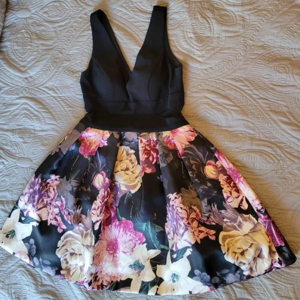 GABBY SKYE Cocktail Dress, Black & Floral V-neck cutout sides w/ pockets, 6
